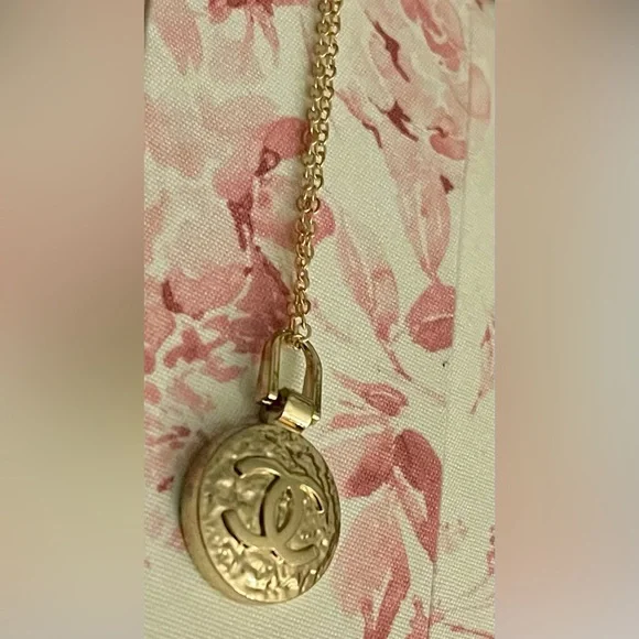CHANEL Zipper Pull - Picture 1 of 4